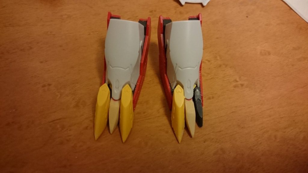 足のレクスネイルは。一度切り離し、フレームの爪の部分に接着し、獰猛に見えるようにし、レクスネイルの間のパーツはパテで新造しました