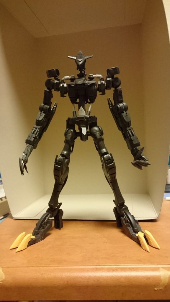 レクスの余剰パーツを使って肩幅を広くし、肩から延びるシリンダーも自作し、胴体8mm 首 3mm 延長し、シリンダーの部分も延長しました
延長した部分は真鍮を使って強度を確保しています