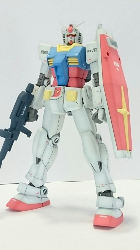 胴体から離れている腕を内側に寄せてます。
実は腕自体は細くなく歴代の1/144ガンダムと比較しても太い方だったりします。
そのため太さは変えずに長さを調整、リストバンドの部分を取り除いて中のフレームを短縮。
手首も小ぶりな物に交換しました。