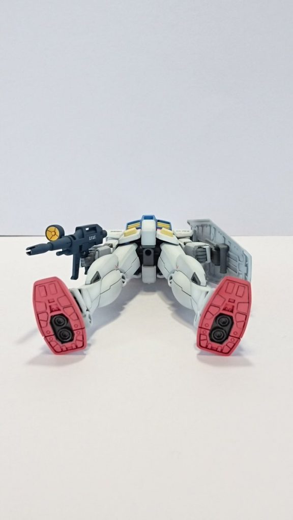 足裏はプラ板やパテで埋め。
足首関節もダブルボールジョイントに。
下半身は全体的にボリュームアップしてます。