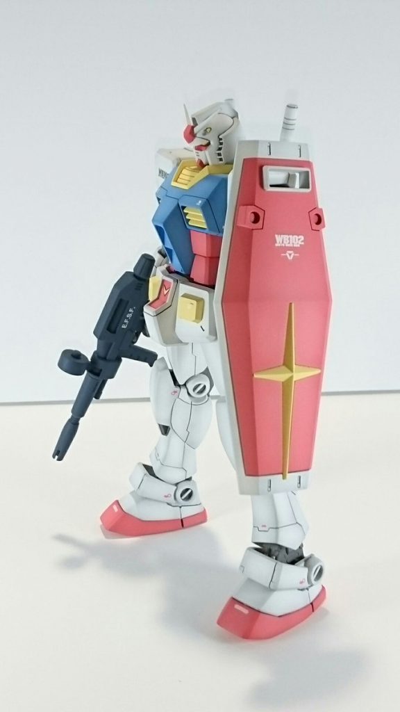 頭部は接着面で少し幅増し、また好みでひさしにプラ板を貼って角度を調整してます。
イメージ的には旧HGUCのような正面から見ると今風、アオリで見ると普通のガンダム顔に見えるバランスを狙いました。