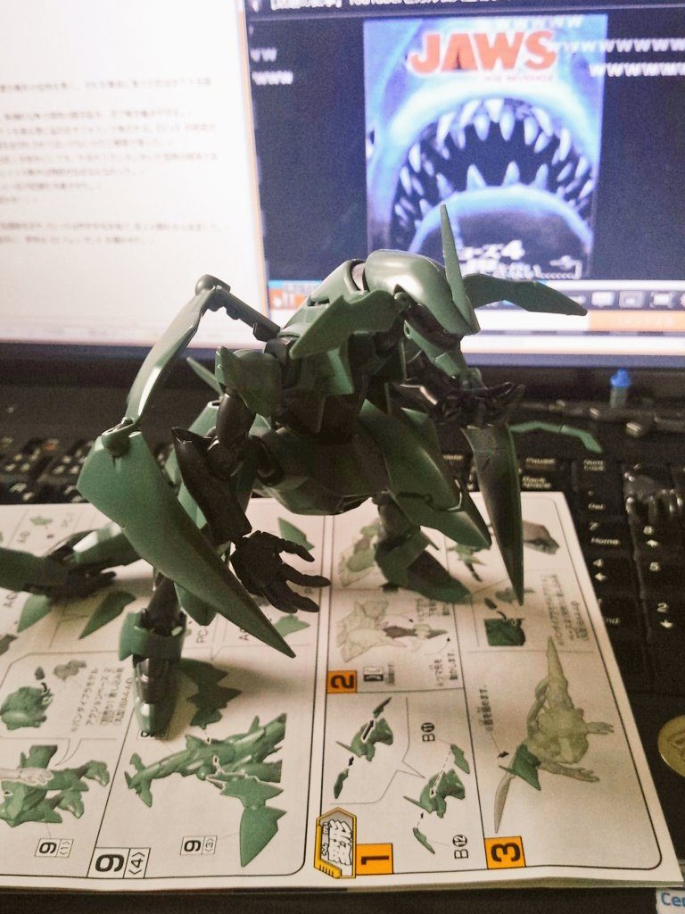 立ち姿。口をガバッと開けたかったので顎の両隣のヒケは切ってしましました。