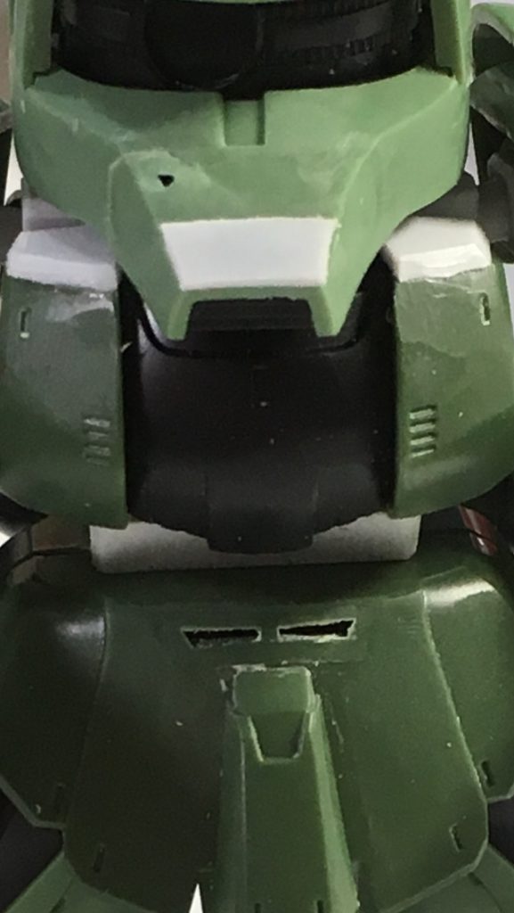 フレームが正面から丸見えだったので、 鎖骨の部分をプラ板で0.9ミリ延長しています。