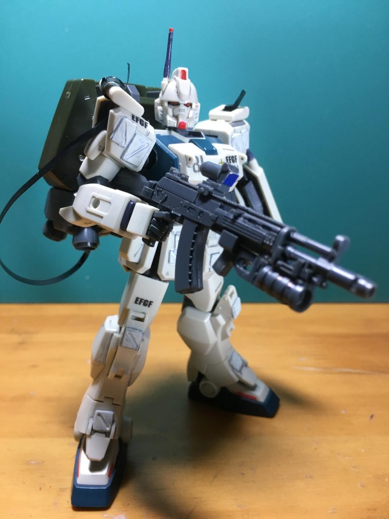 　パラシュートパックは肩のところでベルトをシールで巻いて留めるのですが、貼りはがしが面倒なので巻き付けて結ぶ方式にしました。