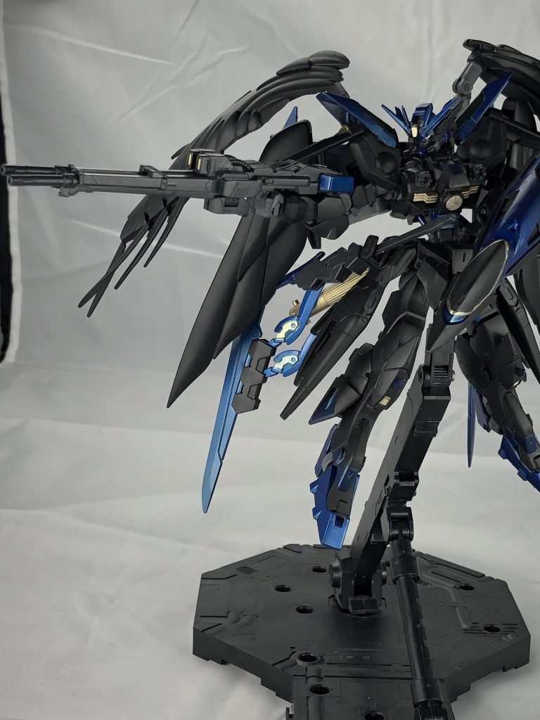 ツインバスターライフル。翼に格納できるように穴を開けてカバーをライフルの後ろに付けています。