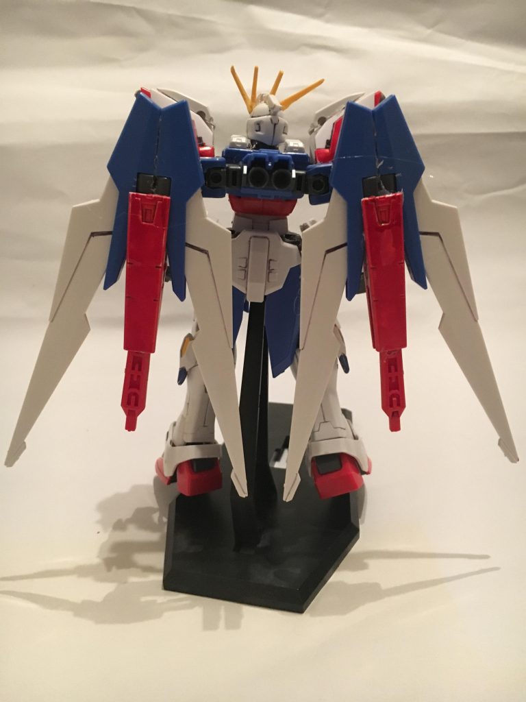 背中の羽はage2のものをベースに制作。フルグランサのパーツも使用して原型機と全く違う感じだけどゴッドガンダムの記号は残す感じを目指しました。