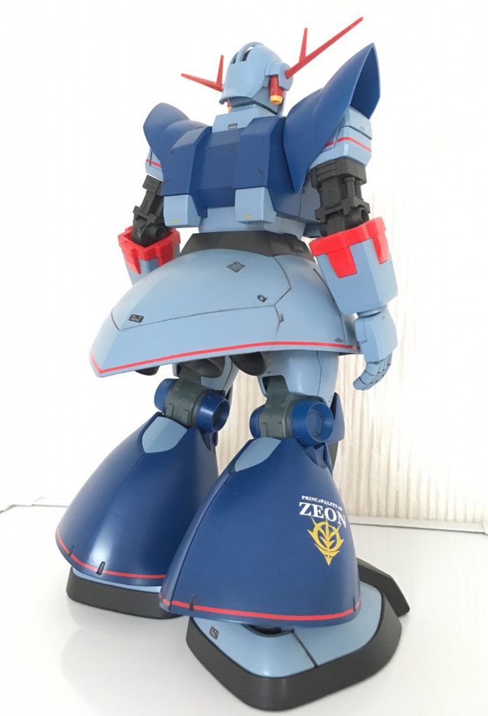 赤いラインは細切りマスキングテープを使用しています。