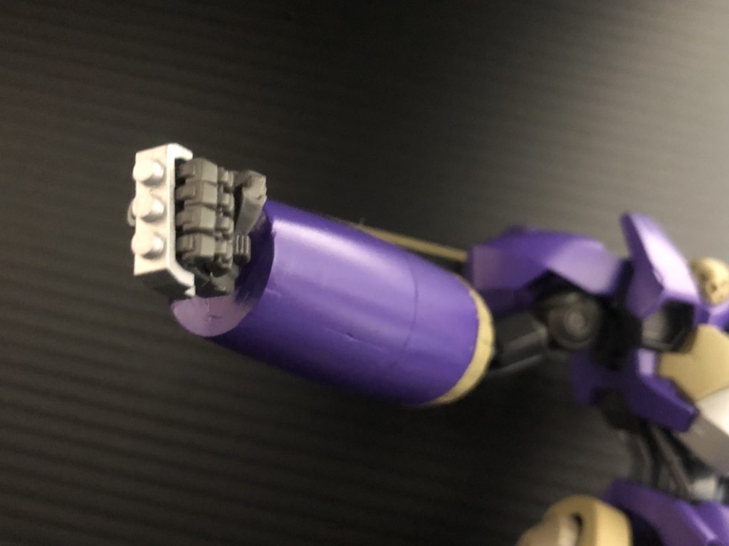 そして、ジャンク・ウォリアー最大の特徴ともいえる巨大な右腕も再現しました。こちらは「HG カオスガンダム」の自動兵装ポッドを素材にしています。形やサイズ感がバッチリです!続いて、アクション画像。