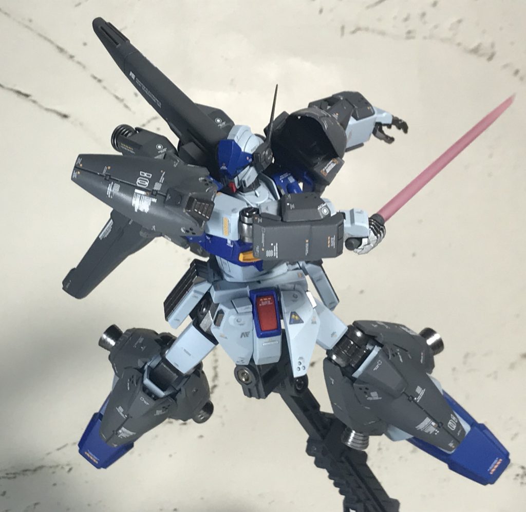 ビームサーベルは通常機と同型を腕部に格納。近接戦闘が多い本機ではグレネードランチャーは装備せず、ビームサーベルが標準装備となる。