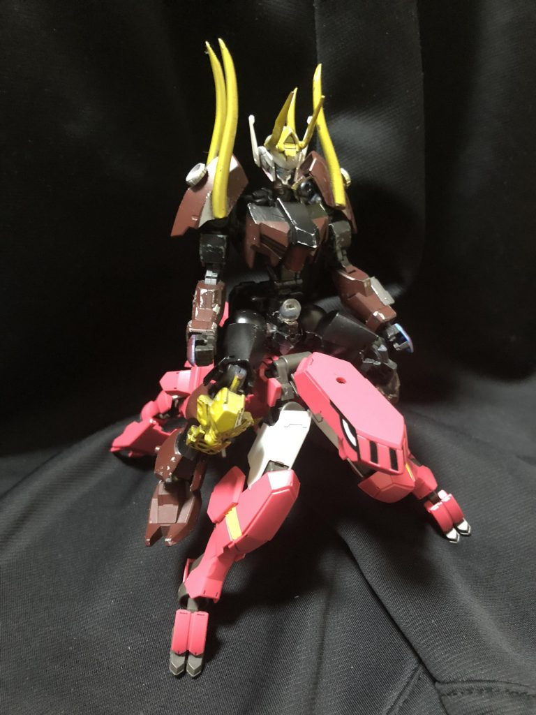 ヨツンヴァインモードでは他のMSや物資などを運搬出来る。