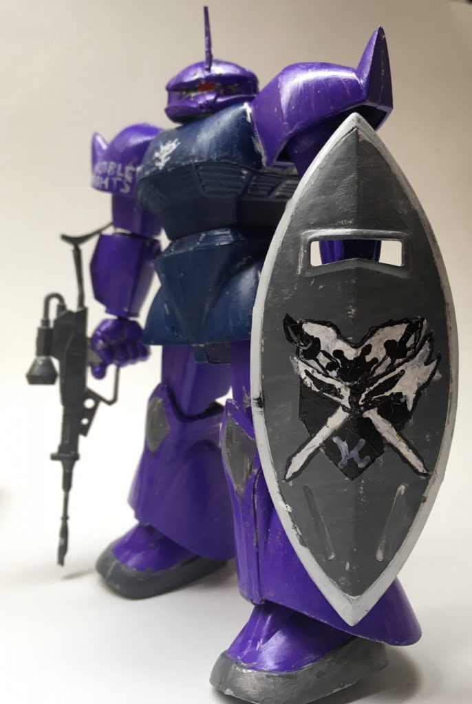 シールドを構えながら。
シールドのも含めてマーキングは全て手書きです。