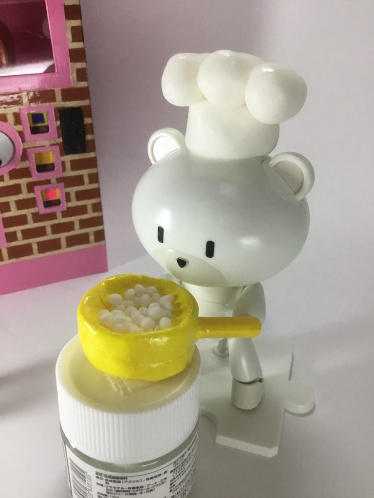 ナベの樹脂粘土で制作。余った残りカスにはポップコーンになってもらいました