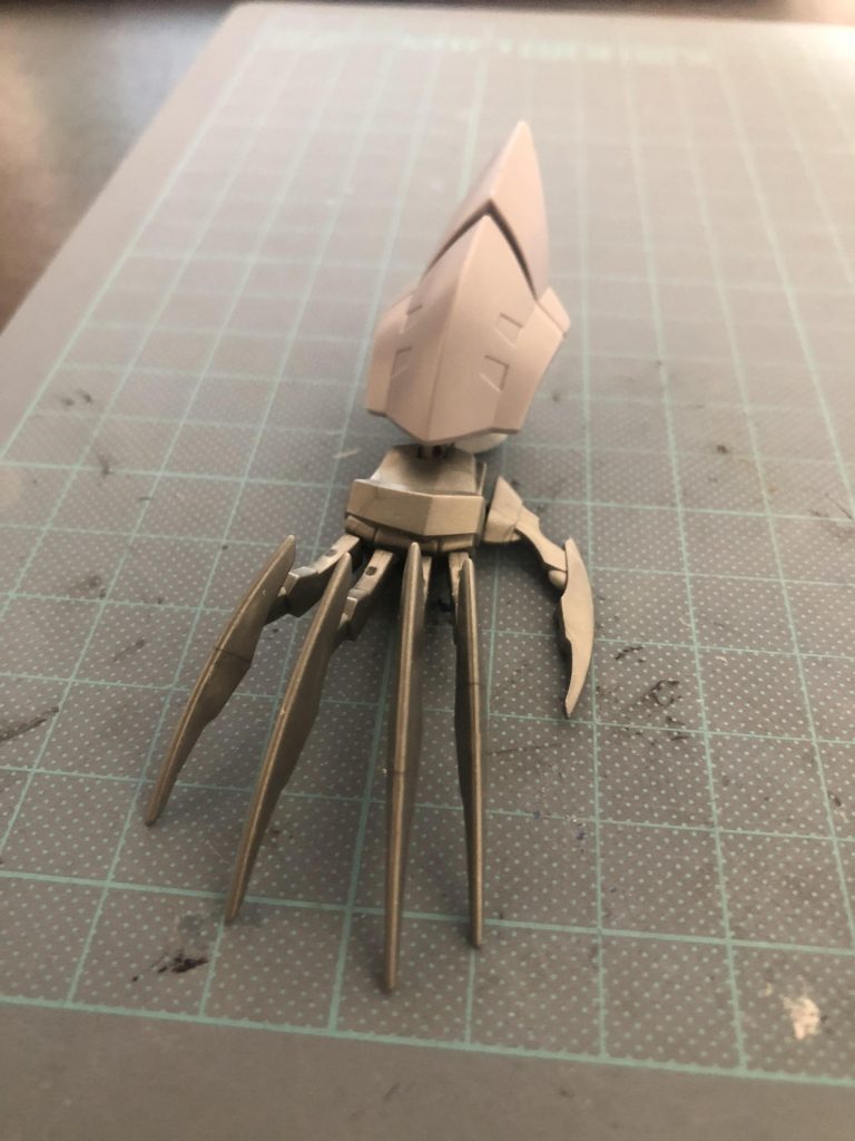 続いて塗装前のアームズエイドですこちらは「HG セイバーガンダム」の脚部パーツ、「HG Rギャキャ」の武器パーツ、そしてガンプラではありませんが「紅蓮弐式」の右手パーツをミキシングして製作しました。