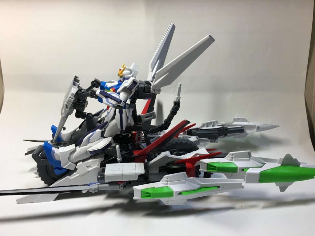 ## バイク(名称不明)
モビルスーツ用の大型バイク、二人乗りできる
更にはエールストライカー、バインダーで飛行することも可能