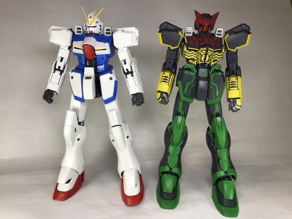 ベースであるVガンダムと並べて比較するとこんな感じです
肩口部分や股関節の中央、足は改造していないので同じ物だと分かっていただけるかと思います