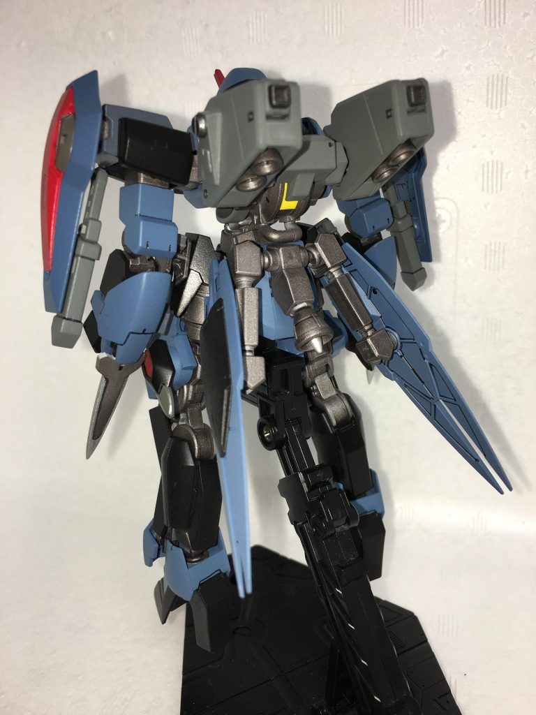 リア
ぶっちゃけ、前からよりリアからの眺めの方が圧倒的好みだったりwww

バックパックとリアアーマーのスラスターを変更。この位置だと脚も動かしやすそうだし、起動性が高そうに見えるマジックwww
スラスターをハの字開き出来るようにする為接続軸をボールデンアームズのボールジョイントへ変えてます(地味に加工難しくて破損したりしたから3回作り直したり…)