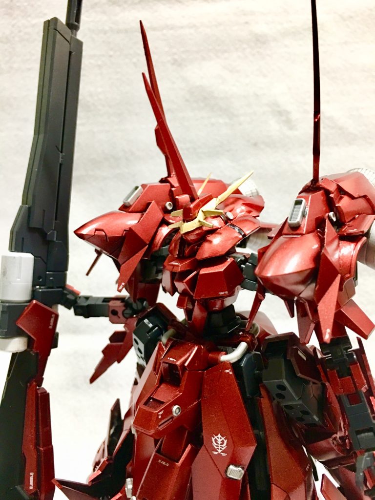 バストアップ
製作時に瞬間接着剤の手持ちが黒しかなかったため、後付けのディテールパーツの接着部が汚れてしまったのがマイナスポイントです。
横着せずに無色タイプを買ってくればよかった…