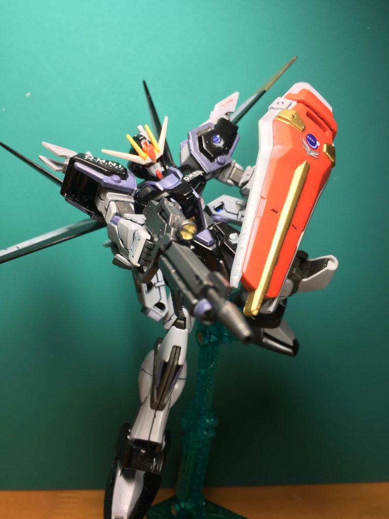 　肩、前腕などにホビージャパン2015年10月号付録「フリーダムカスタムキット」を使用。
　
　肩はパーツを前後中央に3分割。中央パーツをエポキシパテで装着し、前後のプレートパーツは装甲としてサイドアーマーやストライカーパックに使用。側面にコトブキヤの「角バーニア」を接着しています。
　
　前腕やリアアーマーには切り取ったフィンビットを追加装甲として接着。

　ビームライフル銃身下のグレネードらしき突起は切り取り、ビルダーズパーツHDの「MSサイトレンズ01」を接着しました。もちろん合わせ目を消し、銃口は0.8ｍｍピンバイスで彫っています。