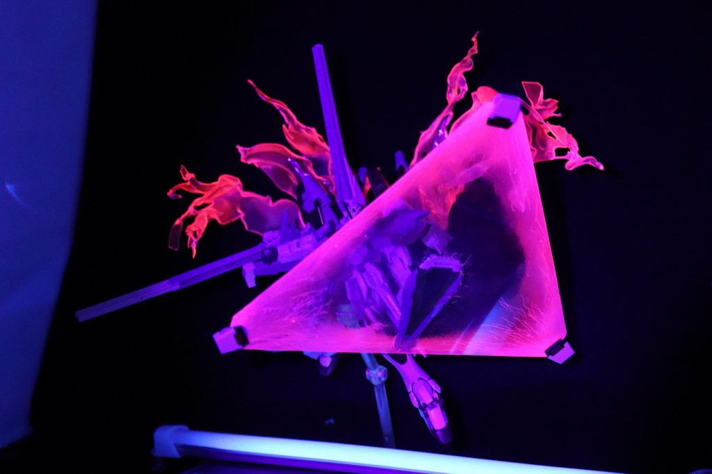 ブラックライトで発光します