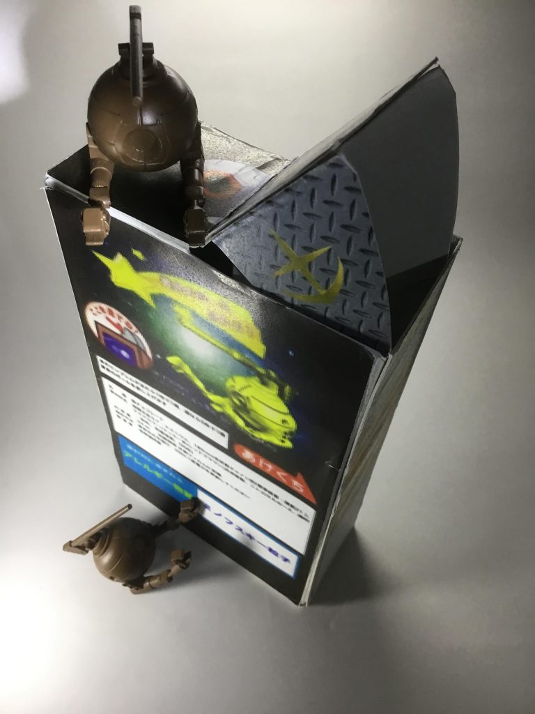 パッケージの裏面はこんな感じ。
さりげなくフタに金の連邦マークが…!