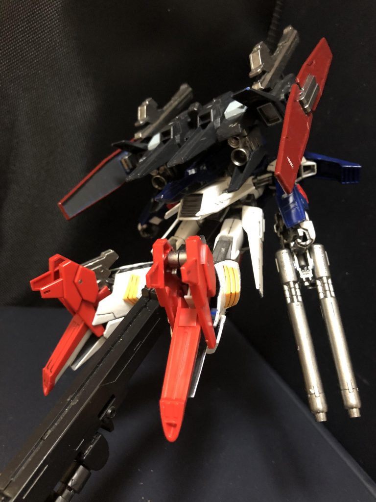 ・ミサイルポッド
バックパックに2基装備されており、誘導式のミサイルを発射する。