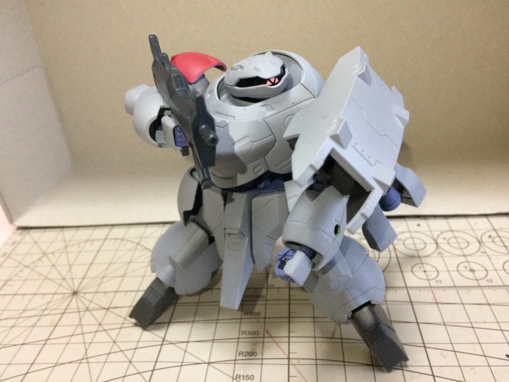 ガルムロディの足装甲を転用したショルダーシールド。ガードしながら射撃