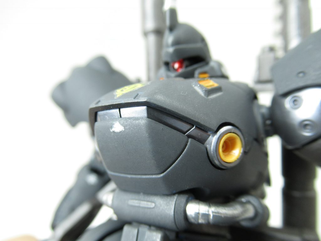 胸部アップ。メタルカラーの輝きがわかりやすい一枚です。下手にメタルパーツ使うよりもずっと安く済むしカッコ良いのでは？と私は勝手に思ってます。