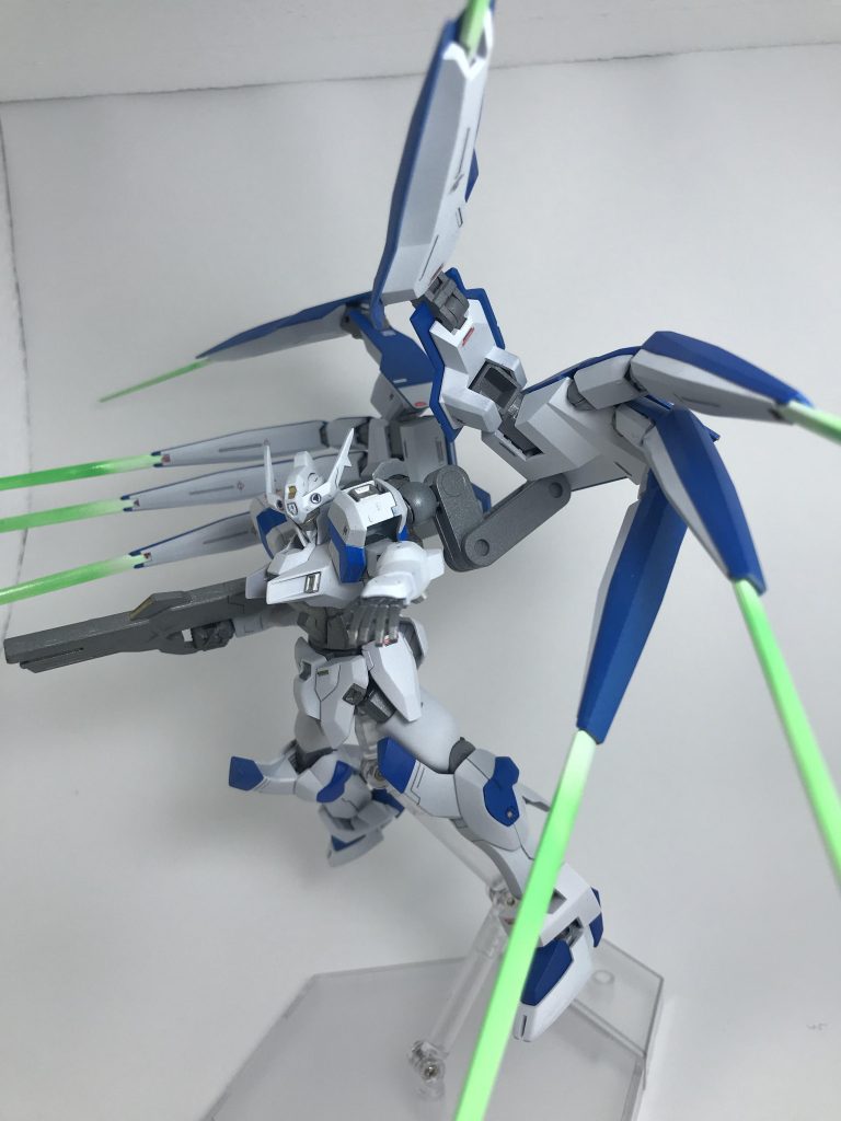 バックパックのビックアーム・ユニット。デカすぎて収まりきらない…
ビームサーベルの色はピンクからグリーンに変えました