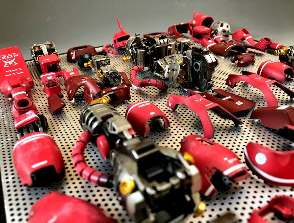 ガラスばりのディスプレイケースから出した状態。装甲のパーツには「オリジン風?」の白ラインを入れてます