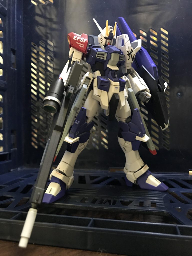 背中をスッキリさせ、右肩を転がっていたマークⅡのものを、武装はドラグーン2基、ライトニングゼータのビームライフルをもたせてみました。