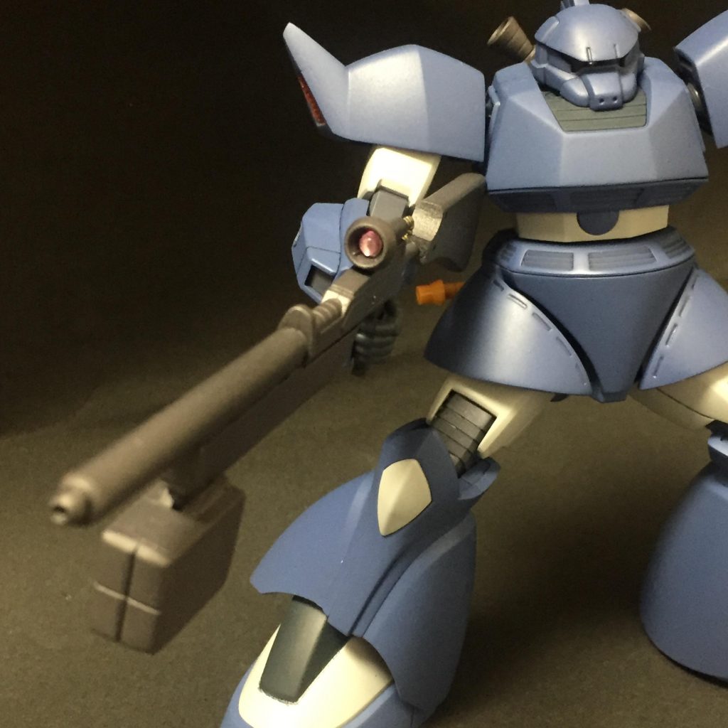 ロングレンジビームライフルはゲルググのビームライフルをベースに冷却機能と長射程を備えたバレルを後付けしている．銃身下部にラッチを備え，マルチランチャーにはダミーバルーンや閃光弾，グレネードが仕込まれ運用されている．