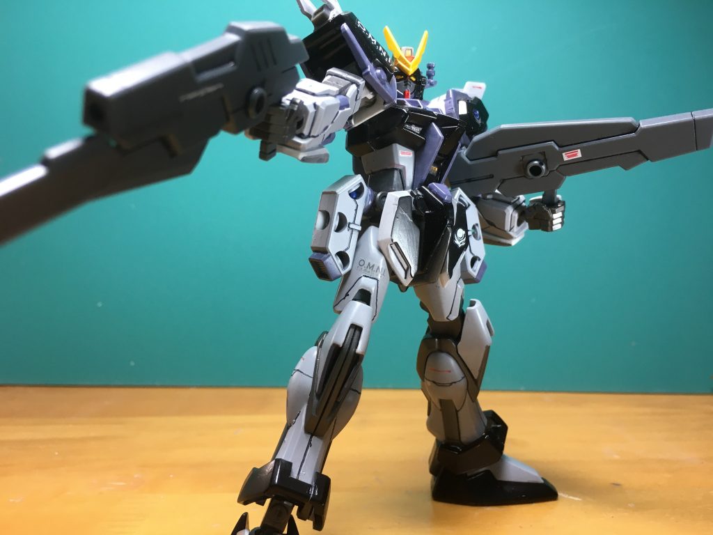 　紅ウェポン各種は合わせ目消しとスジ彫り彫り直し、銃口の開口を行いました。ビームライフル乙はグリップの後ハメ化を行っています。