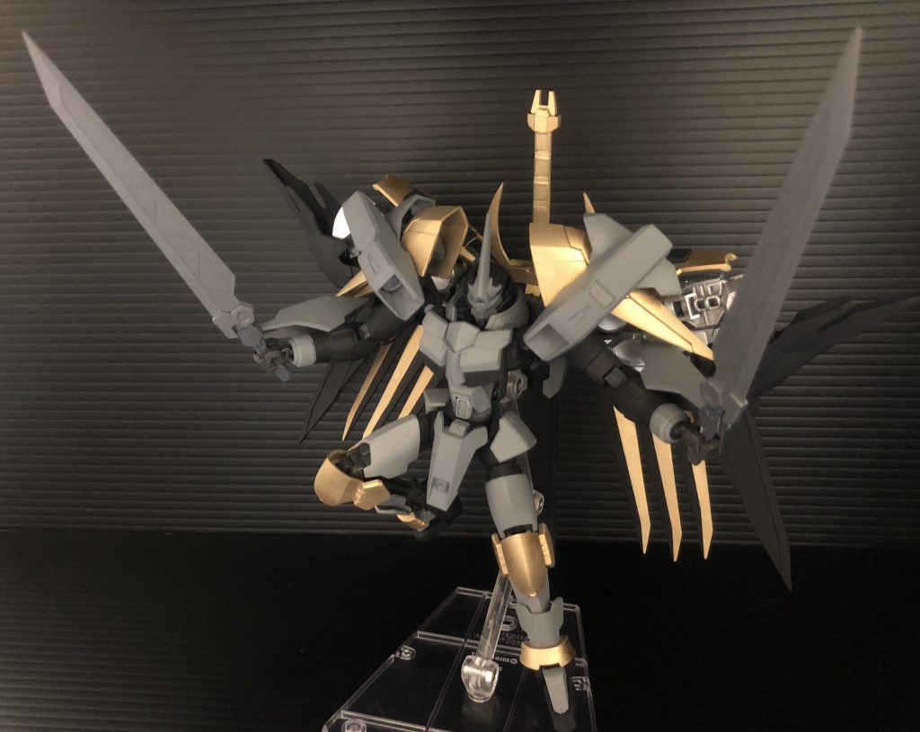 武器は設定通りに2振りの剣を用意しました。
ベースとしてビルダーズパーツのmsソードを使用しています。充分な大きさがあり、構えるだけでも迫力満点です!
そして、、、
ホープレイ最大の特徴ともいえる「背部ユニットの隠し腕」も再現しました!