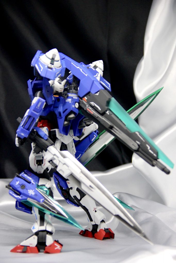 ライフル？を背中に取り付けれるよう改修をしてあります。
バックパックはνガンダムの物を使用しています。