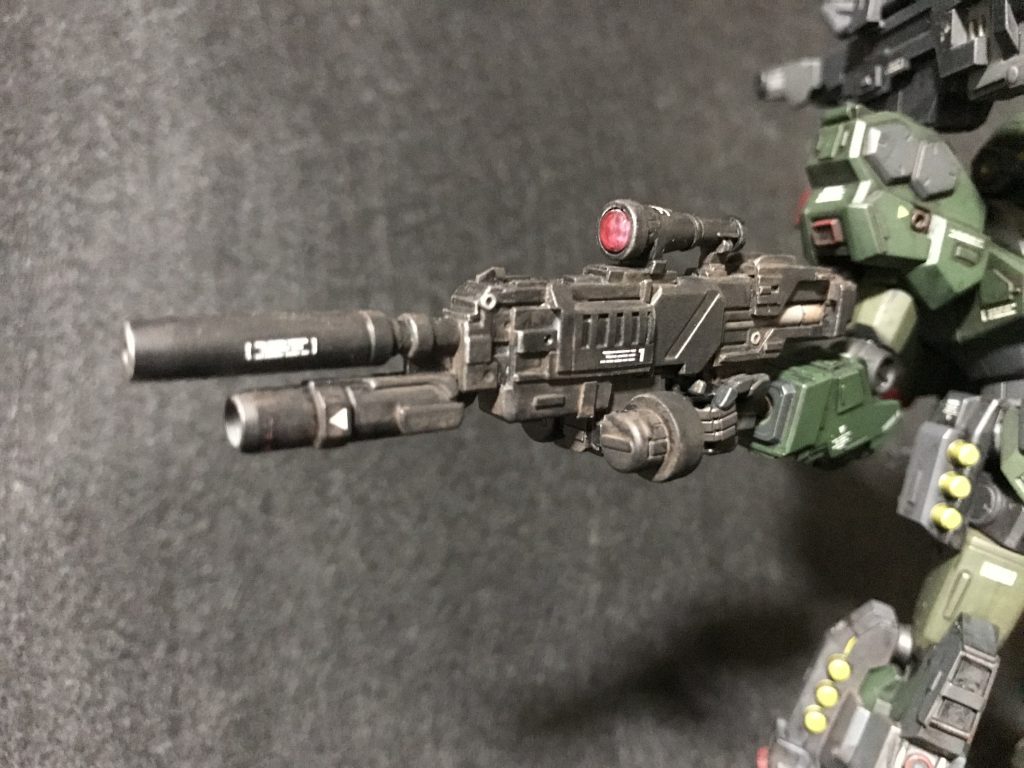 ライフルはキット付属のノーマルのジェスタの物をプラ板や流用パーツで改造しております。下部のグレネードはジェスタキャノンのライフルから流用。ドラムマガジンとスコープはスクラッチしました。