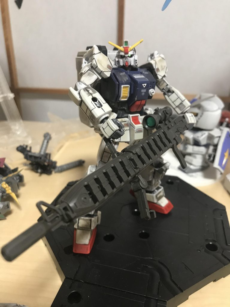 ガンダムエースに付録として付いていた試作型ロングレンジビームライフルを持たせた状態です。この写真で投稿したところガンダムエース8月号に載せていただいたので特別な写真です。