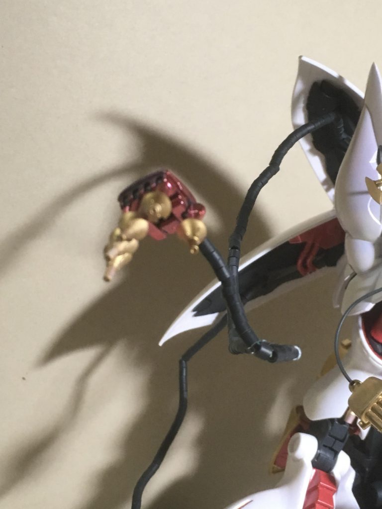 5連ビーム砲です。ここからさらに指先のファンネルが分離し、敵の部位をピンポイントで破壊したりして捕獲しやすいようにします。射出後の掌の用途は先に紹介したクローと変わりません。