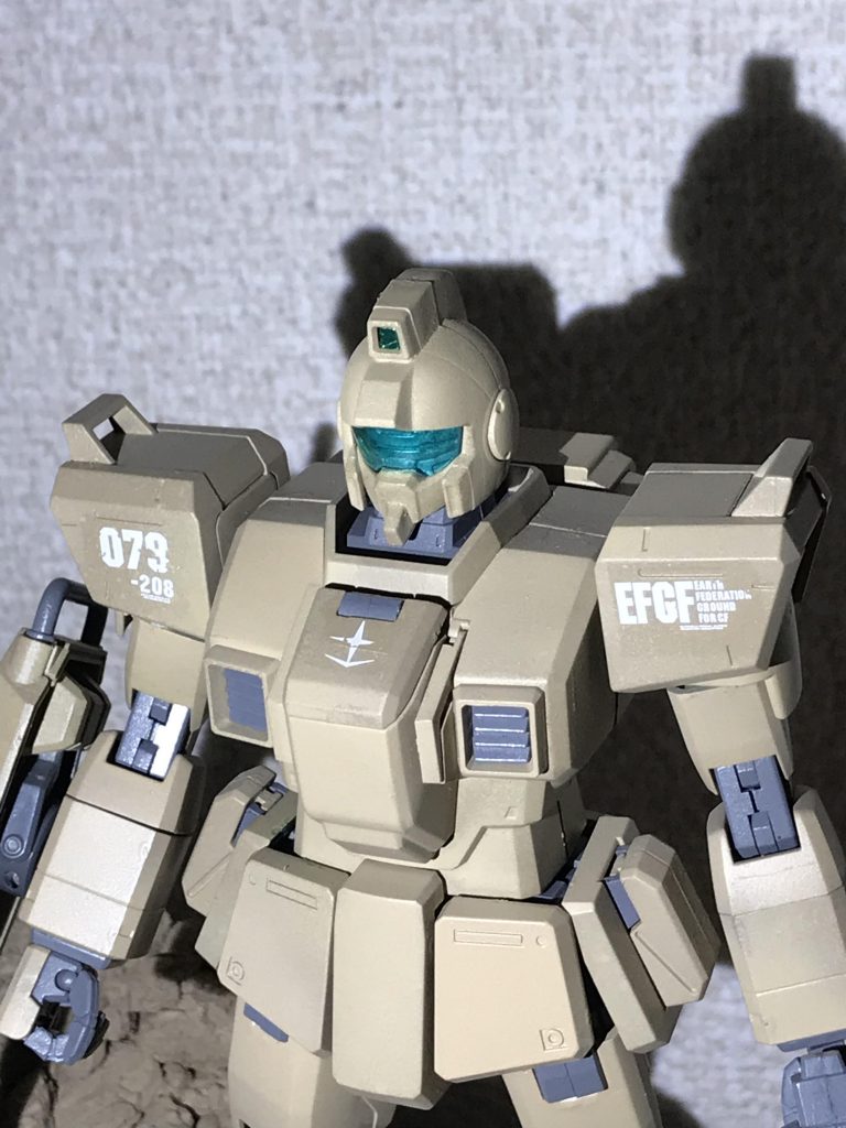 上半身アップ。塗装はタンとダークアースを重ねて塗って、後から少し塗り直しました。デカールも肩と胸部ハッチのみ。少し剥がれてます。もう少しいろいろ貼っても良かったかなと思います。