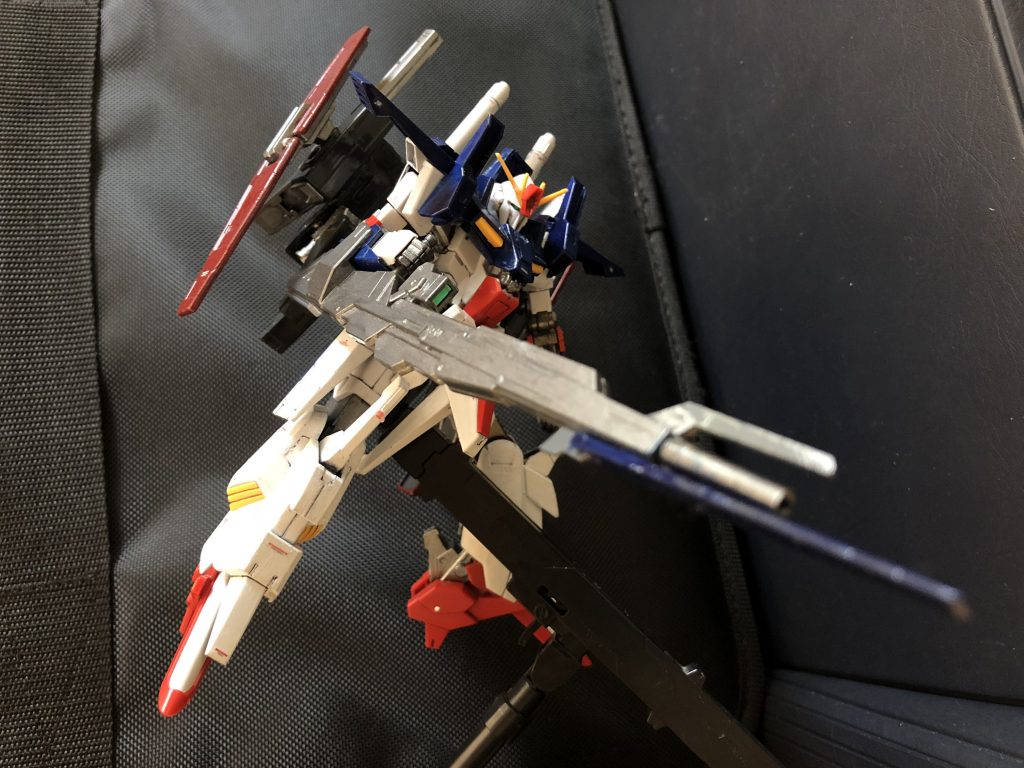 変形方法がバックパックを一度取り外し、後方にドッキングという、リアルのUCの時代設定的に無理な所があるので、ガンダムオンライン・ネクサスオンラインで使用される機体という事にしました。次回からもこの方向で設定考えます。