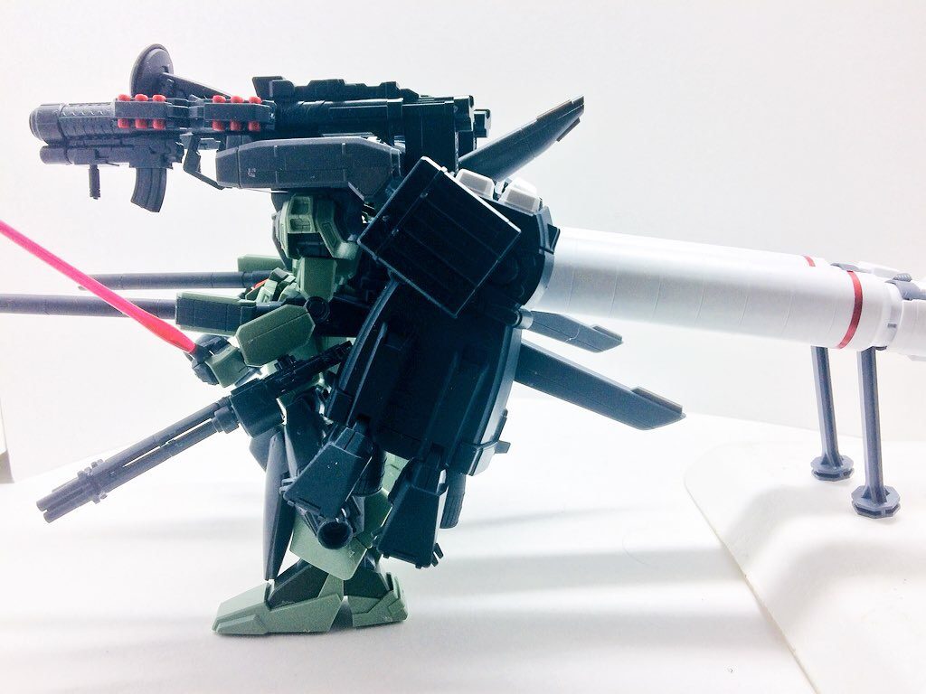 そういえば3連装ミサイルポッドの縦幅とハイパーバズーカがやけにフィットしたので一時期はめて使いたかったんですけど…
ミサイルポッドが撃てなくなるのでやめました
シルエットは気に入ってたんですけどね…さすがに仕方ない