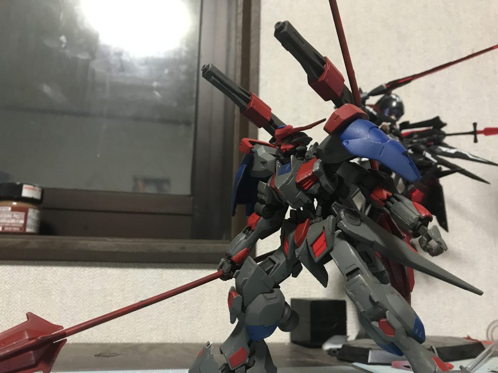 第1のロマン、二本一対の深紅のツインランスメイス、背中から現れるツインショートライフルです。そして第2のロマン、ティッシュを赤く染めお線香で端を焦がして作ったボロマントを纏わせてみました！