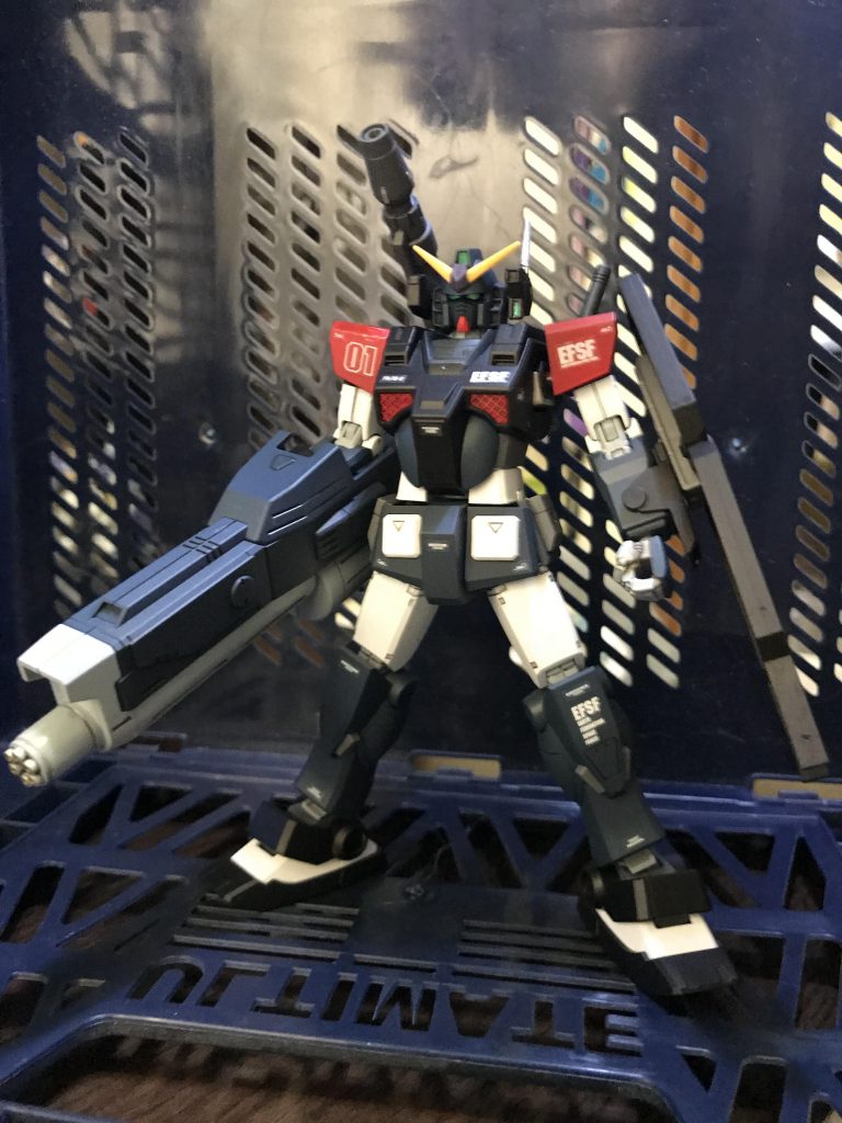 ヘビーガンダムをネイビーブルーで塗装。
スリッパはジムⅢの残骸から。