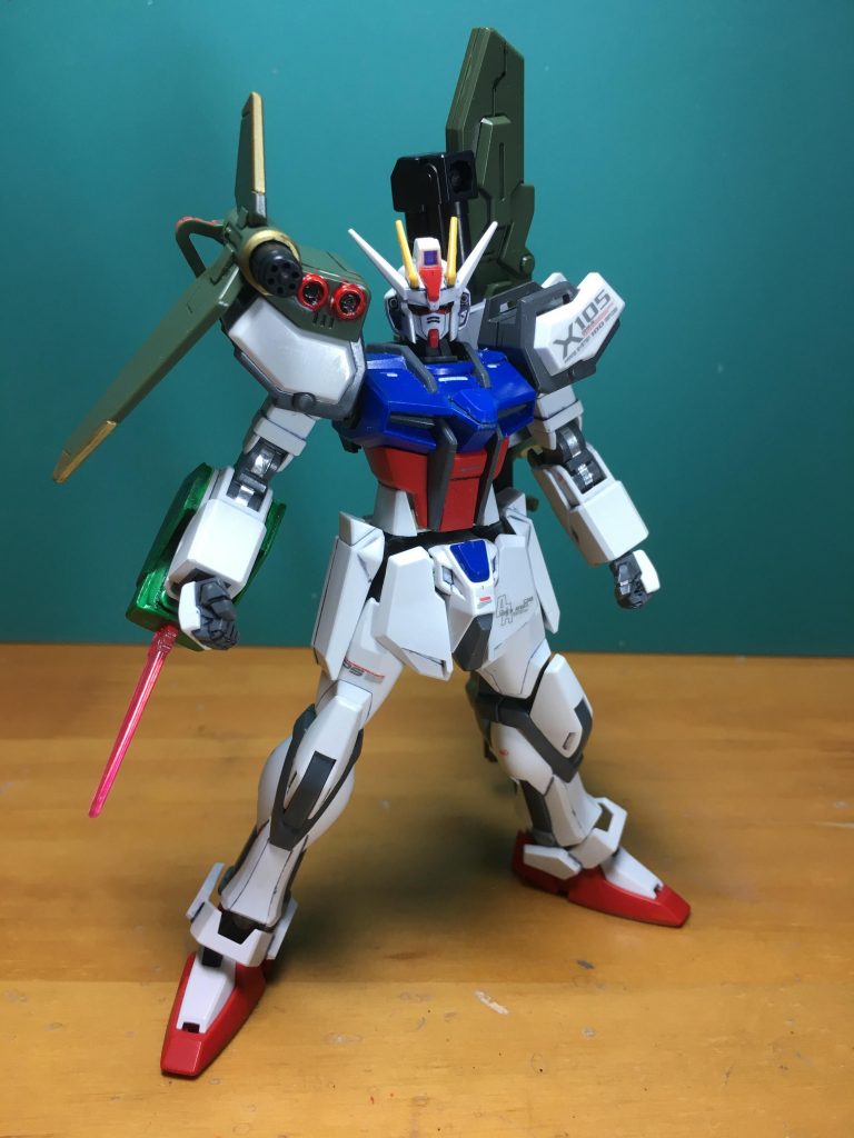 ランチャーユニットも当然パーフェクトストライクから。右腕はプラ板の積層でガントレットを製作。パーフェクトストライク時に左右の腕のバランスが悪いなと感じたのと、流石に無傷ではいられないと思い、追加装備にしました。ビームダガーを発生させて緊急時に対応できます。
