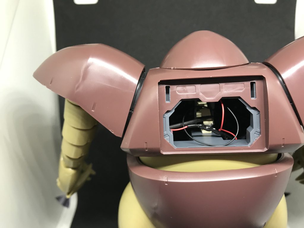 電池は胴体に内蔵。ゴッグは腕の収納ギミックがあるので内部スペースがあり、電池ボックスはそこに入れています。