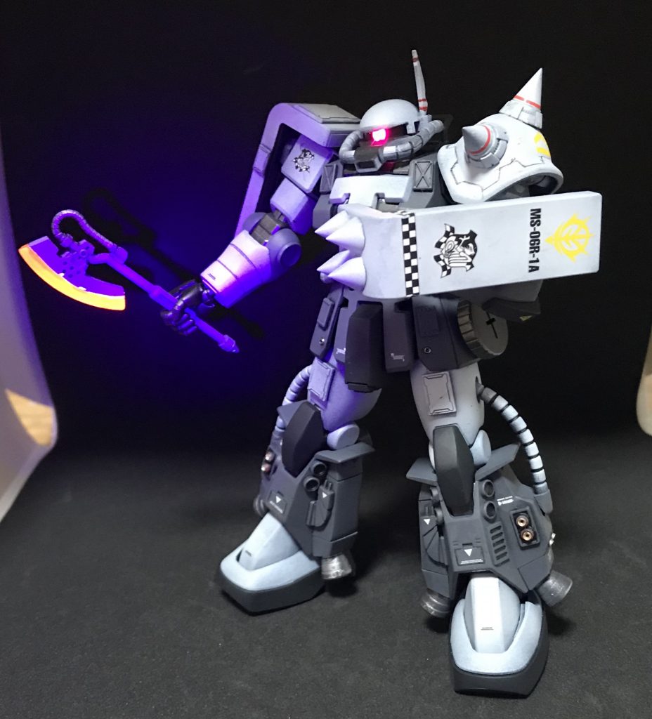 ヒートホークの刃は蛍光塗料を使用しているので、ブラックライトに反応します。