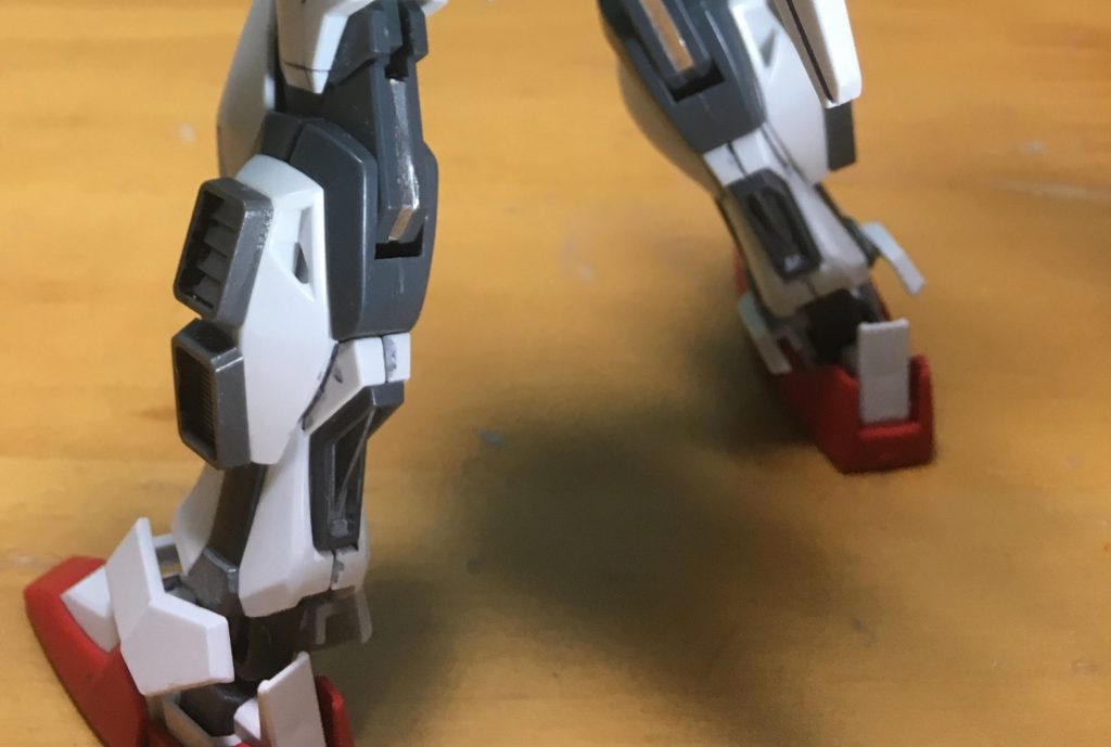 ユニバースブースターから流用した脚部ユニットは、コトブキヤの角バーニアを接着して推進ユニットに。