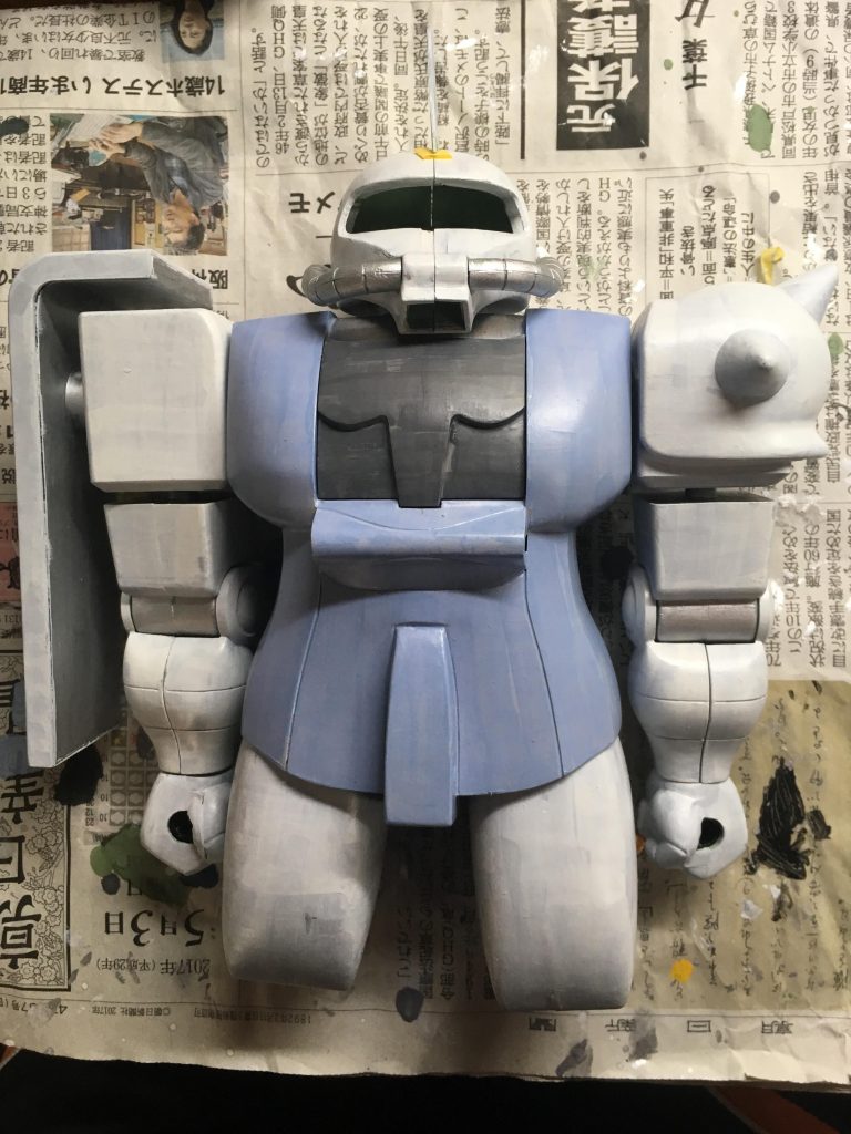 本塗装の様子その2。
青部分はガンダムマーカーのホワイトにティターンズブルー少量を混ぜて塗装しました。こちらの重ね塗りは2回で済みました。
また、一通りの塗装が終了した後、各エッジの部分に白(白部分はグレー)を乗せました。