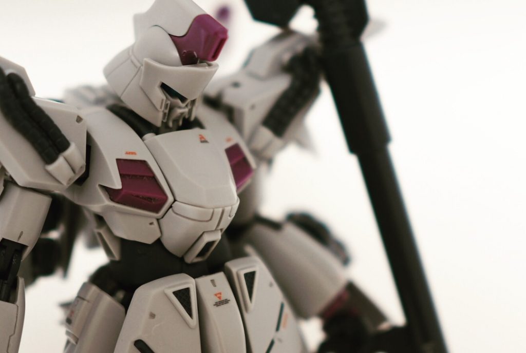 各所レビューでは持ち手が一種類しかなく、ビームライフルの持ち方が変と言われてますので、今回はビームランチャーを持たせてます。ここは今後持ち手を別売りパーツでどうにかしたい所。