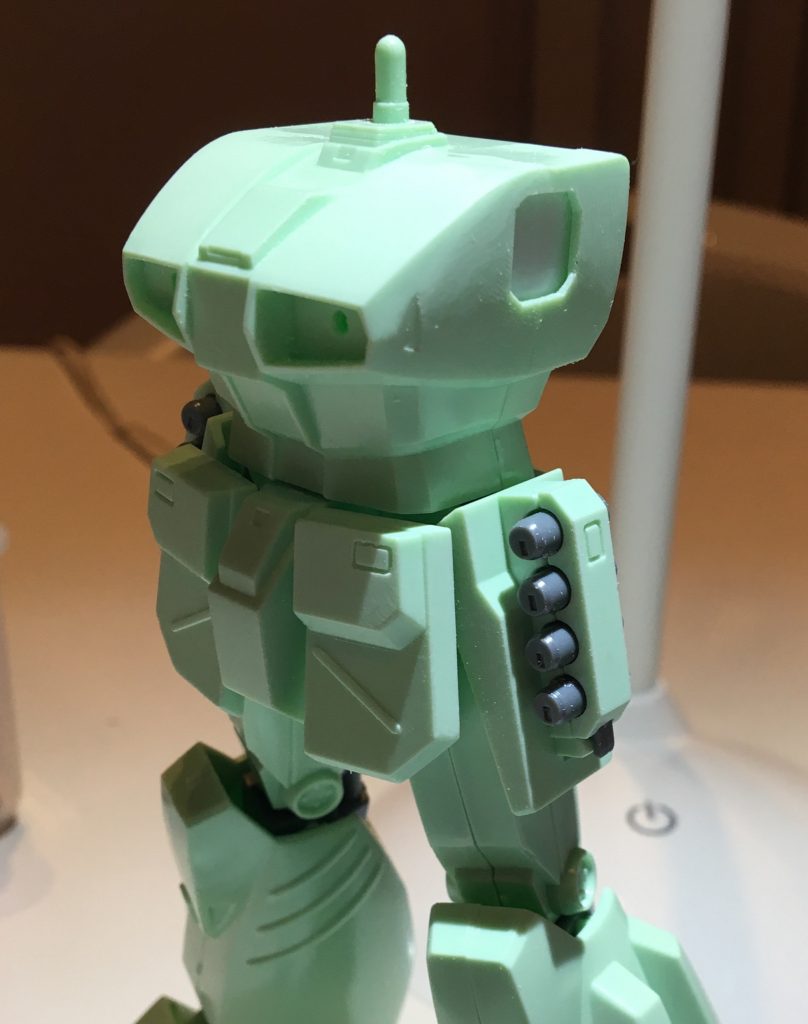 肩軸は切り取って、後ろに引く感じで再接着。