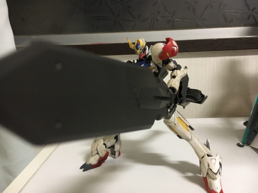 バルバトスは主に地上戦が戦うイメージしか浮かばなかったので、ウェザリングを加え、ハシュマル戦で活躍したあの大剣(名前忘れちゃった…)を持たせて見ました。